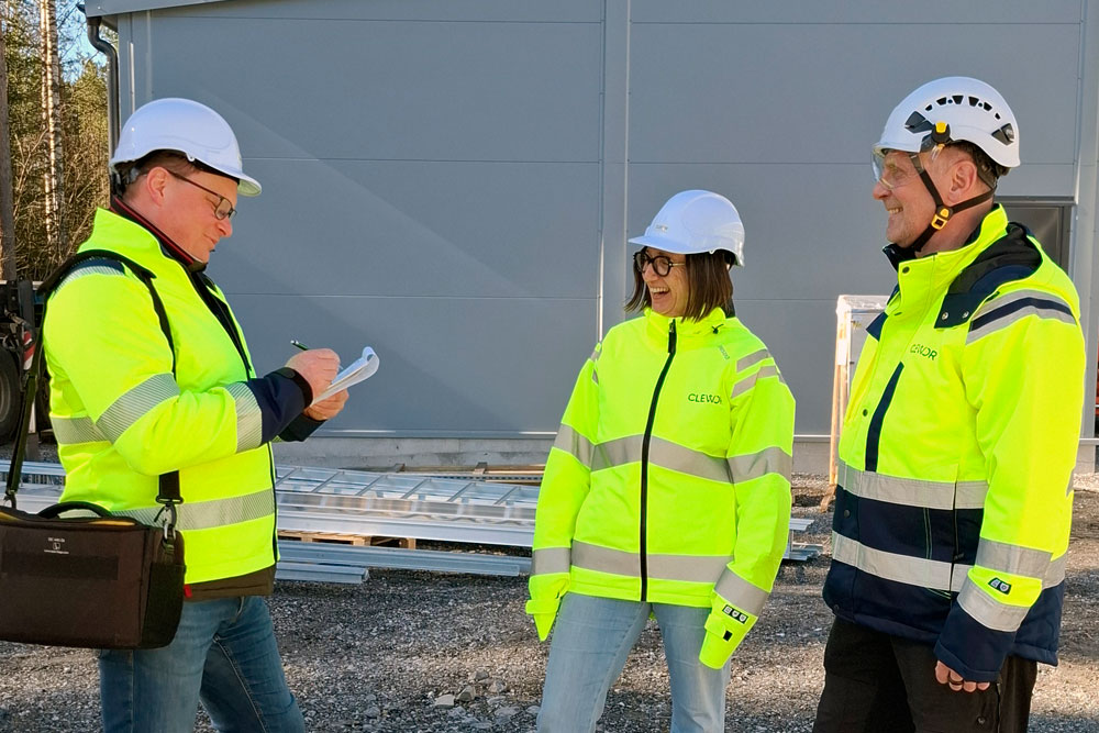 Paikallisen Lestijoki-lehden päätoimittaja Joni Mäki-Petäjä (vas.) kävi tutustumassa Kristiina ja Milko Liedeksen vieraana rakenteilla olevaan Power-to-Heat -lämpövarastojärjestelmään.