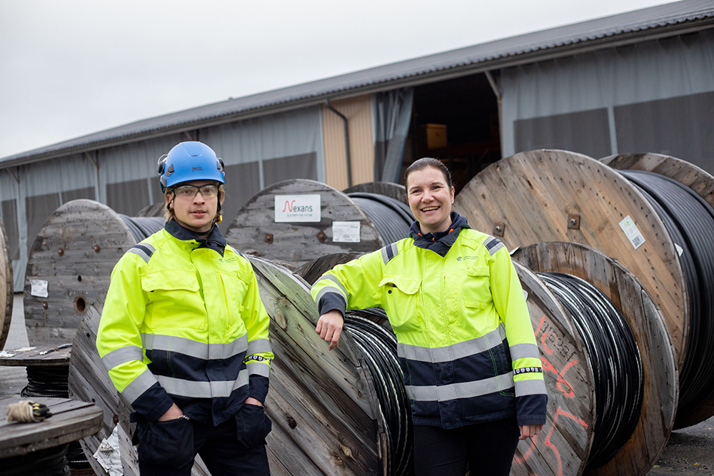 Heidi Keto-Tokoi muistuttelee, että työvaatteet päätyisivät pesuun saakka. Lokerikossa odottaa aina puhdas vaatekerta. Olli Anttiroikon takki hohtaa vielä uutuuttaan.