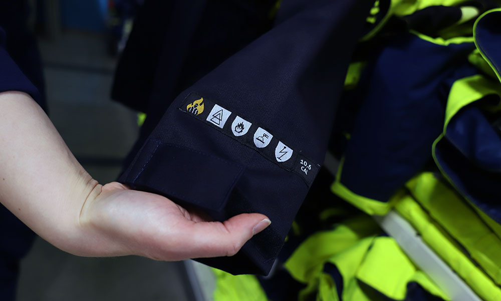 Työvaatteiden palosuojausmerkinnät kertovat sertifioinneista ja standardeista, joiden mukaan ne on testattu ja hyväksytty.