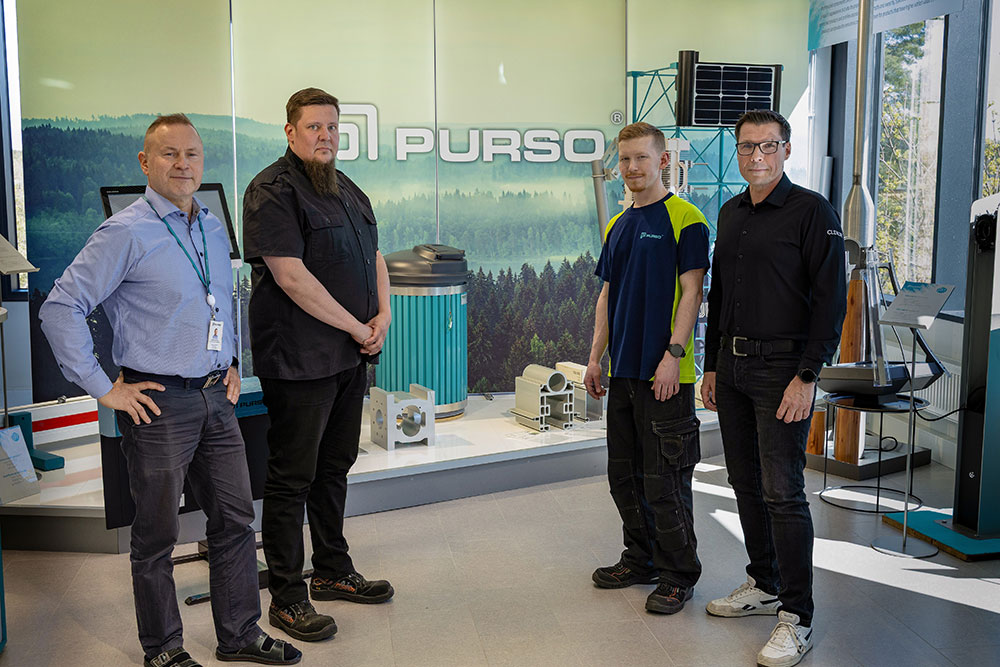 Pekka Katajavuori (vas.) ja Jouni Räsänen Pursolta kiittelevät joustavaa yhteistyötä Cleworin kanssa. Kimmo Nieminen (oik). Cleworilta kertoo, että työvaatemallistoa kehitetään jatkuvasti ja uusia työvaatteita testataan aina tarvittaessa. Kuvassa työvaatteita esittelee pakkaamon kymppinä työskentelevä Roope Köntti.