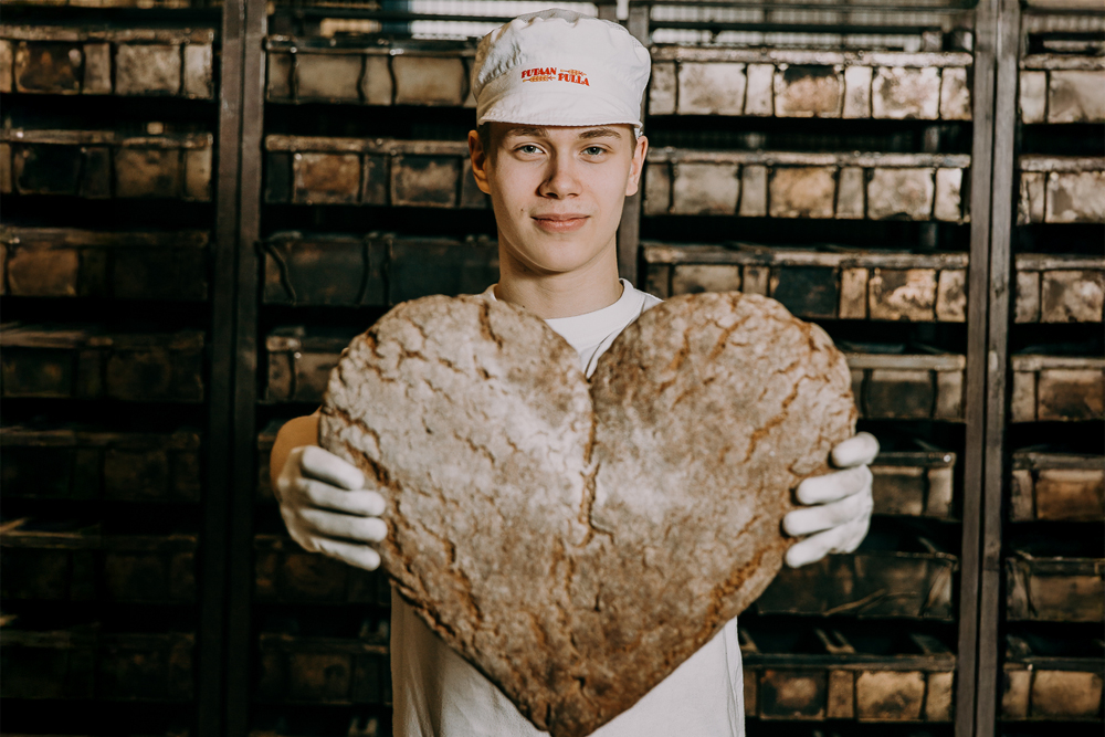 Kaapista löytyy jokaiselle työntekijälle aina sopivat ja mukavat työvaatteet. Kuvassa Jaakko Tyykiluoto.